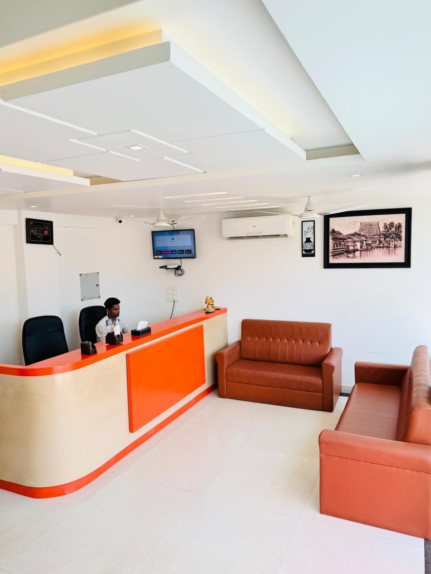 Royal International Hotel Trippapur Экстерьер фото